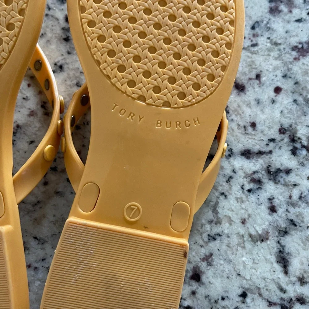 Tory Burch Jelly Flip Flops Womens 7 Yellow Studded Logo Medallion Beach Sandals